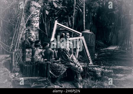 BANGKOK,THAÏLANDE-FÉVRIER 19,2017: Mère et fils dramatiques à Bali costume traditionnel dans l'ancienne maison de jardin. FÉVRIER 19.2017. Banque D'Images