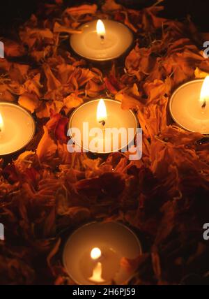 Gros plan des bougies chauffe-thé et des pétales de fleurs marigold Banque D'Images