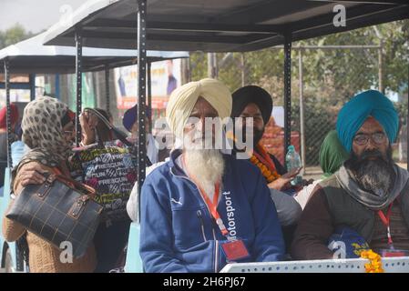 Lahore, Punjab, Pakistan.17 novembre 2021.Les pèlerins sikhs indiens affluent vers les journalistes tout en entrant au Pakistan par le point de passage frontalier de Wagha, près de Lahore.Trois milliers de pèlerins sikhs indiens sont arrivés au Pakistan pour participer à un festival à Nankana Sahib près de Lahore, pour célébrer le 552e anniversaire de naissance de leur chef spirituel Sri Baba Guru Nanak Dev, le fondateur de la religion sikh.(Credit image: © Rana Sajid Hussain/Pacific Press via ZUMA Press Wire) Banque D'Images