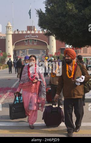 Lahore, Punjab, Pakistan.17 novembre 2021.Les pèlerins sikhs indiens affluent vers les journalistes tout en entrant au Pakistan par le point de passage frontalier de Wagha, près de Lahore.Trois milliers de pèlerins sikhs indiens sont arrivés au Pakistan pour participer à un festival à Nankana Sahib près de Lahore, pour célébrer le 552e anniversaire de naissance de leur chef spirituel Sri Baba Guru Nanak Dev, le fondateur de la religion sikh.(Credit image: © Rana Sajid Hussain/Pacific Press via ZUMA Press Wire) Banque D'Images