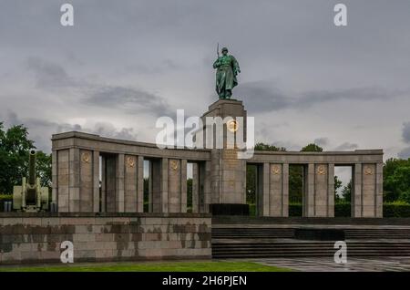 Le Mémorial de la guerre soviétique dans le parc Tiergarten de Berlin, la capitale de l'Allemagne, par un jour pluvieux et sombre.A côté de la courbe stoa avec un soviétique... Banque D'Images