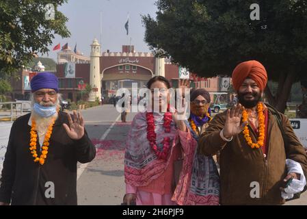 Lahore, Punjab, Pakistan.17 novembre 2021.Les pèlerins sikhs indiens affluent vers les journalistes tout en entrant au Pakistan par le point de passage frontalier de Wagha, près de Lahore.Trois milliers de pèlerins sikhs indiens sont arrivés au Pakistan pour participer à un festival à Nankana Sahib près de Lahore, pour célébrer le 552e anniversaire de naissance de leur chef spirituel Sri Baba Guru Nanak Dev, le fondateur de la religion sikh.(Credit image: © Rana Sajid Hussain/Pacific Press via ZUMA Press Wire) Banque D'Images