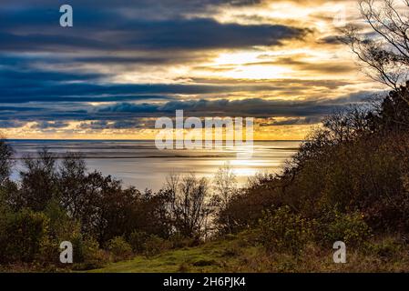 Coucher de soleil sur la baie de Morecambe, Heathwaite, Arnside, Cumbria, Royaume-Uni. Banque D'Images