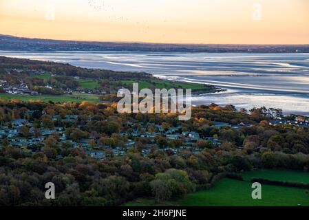 Lever de soleil sur la baie de Morecambe depuis Arnside Knott, Arnside, Milnthorpe, Cumbria, Royaume-Uni. Banque D'Images