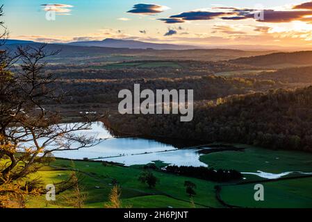 Lever de soleil depuis Arnside Knott, Arnside, Milnthorpe, Cumbria, Royaume-Uni. Banque D'Images