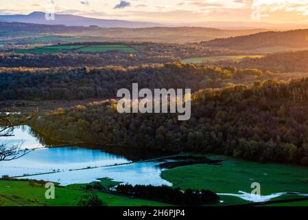 Lever de soleil depuis Arnside Knott, Arnside, Milnthorpe, Cumbria, Royaume-Uni. Banque D'Images