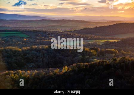 Lever de soleil depuis Arnside Knott, Arnside, Milnthorpe, Cumbria, Royaume-Uni. Banque D'Images