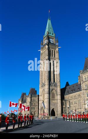 Gardes debout devant la Tour de la paix, édifices du Parlement canadien, Ottawa (Ontario), Canada Banque D'Images