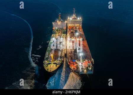 Deux pétroliers la nuit, se tiennent à proximité dans la glace jeune.Prise de vue aérienne. Banque D'Images