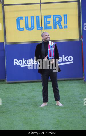 Barcelone, Espagne.17 novembre 2021.Présentation officielle de Dani Alves en tant que nouveau joueur du FC Barcelone au Camp Nou, Barcelone 17 novembre 2021 Presentacion oficial de Dani alves como nuevo jugador del FC Barcelona en el Camp Nou, Barcelone 17 de Noviembre 2021 999/JGS/cordon Press Credit: CORDO PRESS/Alay Live News Banque D'Images