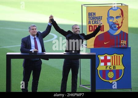 Barcelone, Espagne.17 novembre 2021.Présentation officielle de Dani Alves en tant que nouveau joueur du FC Barcelone au Camp Nou, Barcelone 17 novembre 2021 Presentacion oficial de Dani alves como nuevo jugador del FC Barcelona en el Camp Nou, Barcelone 17 de Noviembre 2021 999/JGS/cordon Press Credit: CORDO PRESS/Alay Live News Banque D'Images