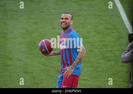 Barcelone, Espagne.17 novembre 2021.Présentation officielle de Dani Alves en tant que nouveau joueur du FC Barcelone au Camp Nou, Barcelone 17 novembre 2021 Presentacion oficial de Dani alves como nuevo jugador del FC Barcelona en el Camp Nou, Barcelone 17 de Noviembre 2021 999/JGS/cordon Press Credit: CORDO PRESS/Alay Live News Banque D'Images