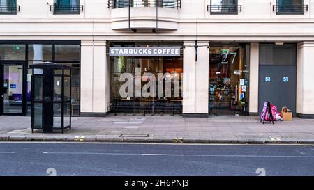 Victoria Westminster Londres Angleterre Royaume-Uni, novembre 7 2021, Starbucks Coffee Shop entrée Victoria Street Londres sans personne Banque D'Images