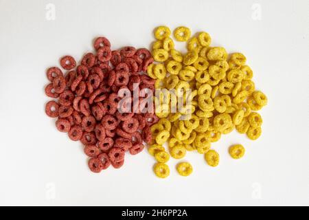 pile de céréales de maïs sucrées isolées sur fond blanc, de grains de maïs rouges et jaunes Banque D'Images