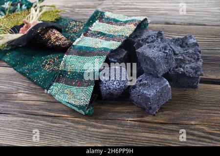 Chaussette Befana avec charbon doux et bonbons sur fond en bois.Tradition italienne d'Epiphanie. Banque D'Images
