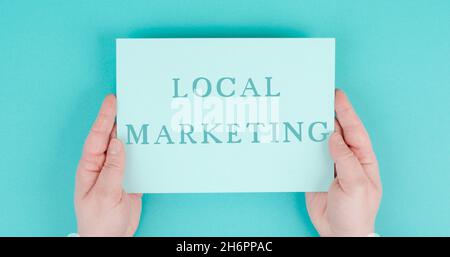 Marketing local, soutien aux petites entreprises, achats environnementaux, texte sur papier, fond bleu Banque D'Images