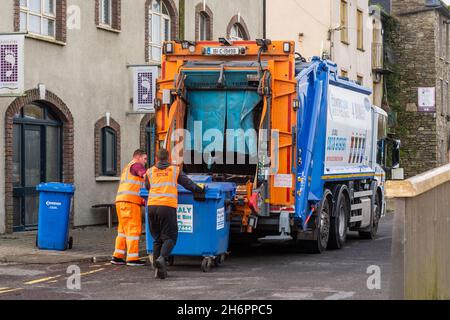 Les bennes vides refusent dans un camion de bennes à Bandon, West Cork, Irlande. Banque D'Images