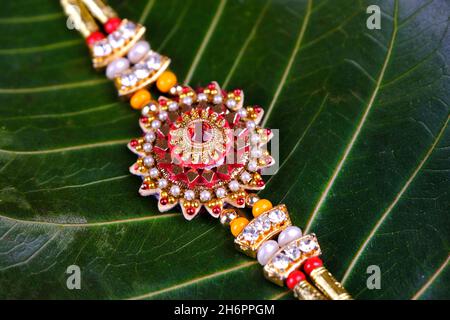 Fête indienne: Raksha bandhan Raakhi avec des bonbons cadeaux fleurs et diya, Raksha Bandhan (caution de protection et de soin). Banque D'Images