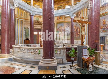 ROME, ITALIE - 2 SEPTEMBRE 2021 : l'intérieur de l'église San Giovanni in fonte al Laterano - Battisterio Lateranese. Banque D'Images