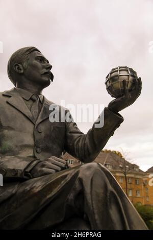 HG Wells sculpture/statue par Wesley Harland dans le centre-ville de Woking, Surrey, Angleterre, Royaume-Uni partie du sentier H. G. Wells Banque D'Images