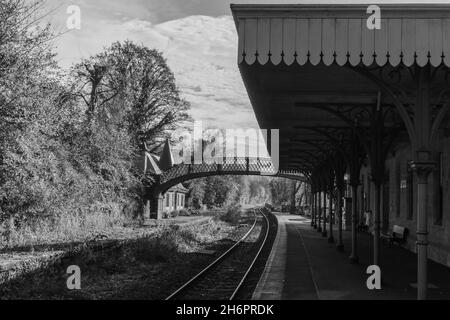 La station Peak District de Cromford capturée en noir et blanc le 8 novembre 2021. Banque D'Images