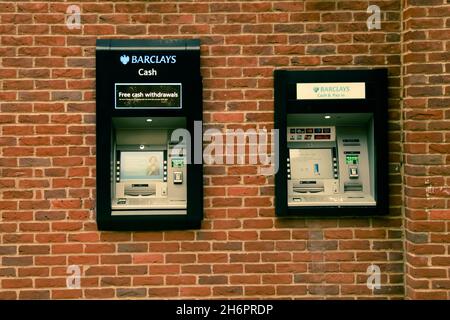 Barclays Bank, distributeur de billets externe dans un mur de briques, Woking, Surrey, 2021 jours Banque D'Images