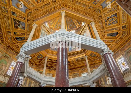 ROME, ITALIE - 2 SEPTEMBRE 2021 : l'intérieur de l'église San Giovanni in fonte al Laterano - Battisterio Lateranese. Banque D'Images