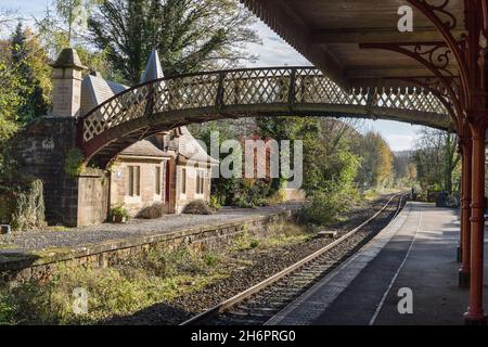 Vue le long de platford à Cromford Station dans le Peak District. Banque D'Images