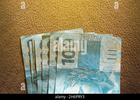 argent du brésil empilé sur une surface mate et dirigé lumière - plusieurs centaines de factures réelles Banque D'Images