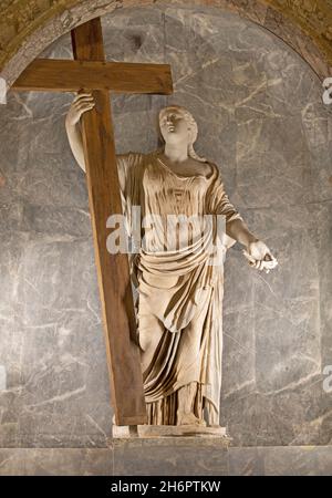 ROME, ITALIE - 2 SEPTEMBRE 2021 : la statue de Sainte-Hélène avec la croix de l'église Santa Croce en Gerusalemme par Andrea Bolgi (1639). Banque D'Images
