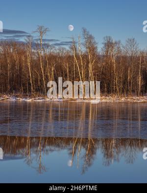 Lever la lune au-dessus d'un lac sauvage dans le nord du Wisconsin. Banque D'Images