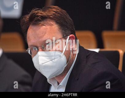 17 novembre 2021, Thuringe, Erfurt: Robert Sesselmann, député de l'AfD, siège dans la salle plénière du Parlement de l'État de Thuringe.Le groupe parlementaire de l'État de l'AfD a nommé Robert Sesselmann au poste de vice-président du Parlement de l'État de Thuringe.Le Parlement de l'État de Thuringe commence sa session plénière pour la première fois avec des tests obligatoires pour les députés et le personnel.Compte tenu de la forte augmentation du nombre d'infections, le président du Parlement de l'État a resserré les mesures de protection contre les infections.En conséquence, les députés et le personnel doivent présenter Banque D'Images