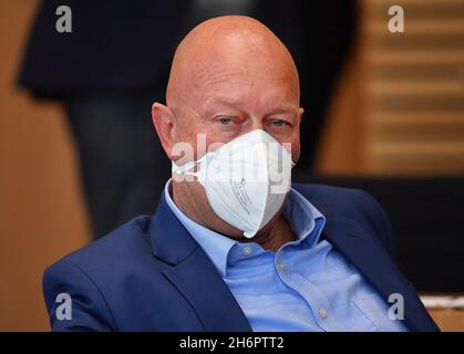 17 novembre 2021, Thuringe, Erfurt: Thomas Kemmerich, député du FDP, siège dans la salle plénière du Parlement de l'État de Thuringe.Le Parlement de l'État de Thuringe commence sa session plénière pour la première fois avec des tests obligatoires pour les membres du Parlement et du personnel.Compte tenu de la forte augmentation du nombre d'infections, le président du Parlement de l'État a resserré les mesures de protection contre les infections.En conséquence, les parlementaires et le personnel doivent présenter un test de Corona négatif pour pouvoir participer à la session.En outre, tout le monde doit porter un masque FFP2 pendant le Th Banque D'Images