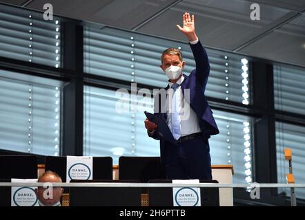 17 novembre 2021, Thuringe, Erfurt: Björn Höcke, chef du groupe parlementaire de l'AfD, accueille de la tribune dans la salle plénière du Parlement de l'État de Thuringe.Le Parlement de l'État de Thuringe commence sa session plénière pour la première fois avec des tests obligatoires pour les membres du Parlement et du personnel.Compte tenu de la forte augmentation du nombre d'infections, le président du Parlement de l'État a resserré les mesures de protection contre les infections.En conséquence, les parlementaires et le personnel doivent présenter un test de Corona négatif pour pouvoir participer à la session.En outre, tout le monde doit porter un Banque D'Images