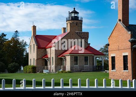 Le vieux phare de Mackinac point marque la jonction du lac Michigan et du lac Huron au Michigan aux États-Unis Banque D'Images