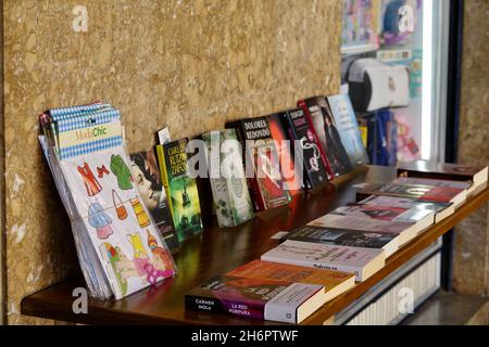 Guadix, Espagne; novembre-14, 2021: Vente de rue de livres, romans et découpes de poupées (jeu de vieux enfants pour découper des robes pour une poupée en papier) Banque D'Images