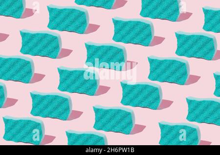 Motifs créatifs de menthe pastel et de rose faits avec des éponges de lavage de vaisselle.Concept de nettoyage de printemps tendance et minimaliste. Banque D'Images