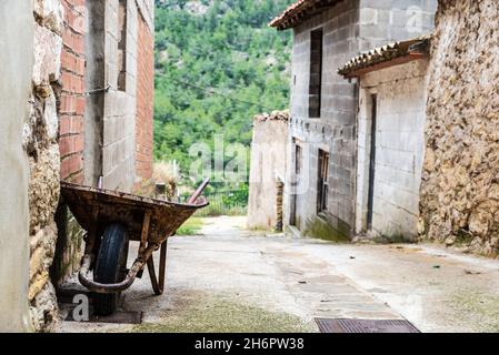 Vieille brouette dans une rue du village de Puebla de Arenoso et Montanejos, Castellon, pays de Valence, Espagne Banque D'Images