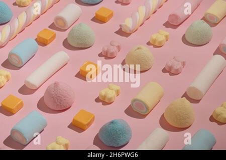 Motif de bonbons composé de guimauves colorées et d'ours délicieux.Arrangement rose pastel. Banque D'Images