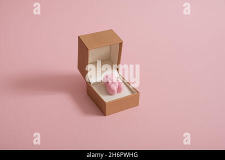 Composition créative pastel pour la Saint-Valentin en ours rose et boîte à anneaux d'engagement.Concept minimal. Banque D'Images