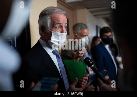 Washington, États-Unis.17 novembre 2021.Le représentant Richard Neal (R-ma) s'adresse aux médias, au Capitole des États-Unis, à Washington, DC, le mercredi 17 novembre,2021. Aujourd'hui, au Congrès, le Sénat procède à un vote de procédure sur la Loi sur l'autorisation de défense nationale (LDAA), tandis que la Chambre vote sur une censure pour le représentant Paul Gosar (R-AZ).(Graeme Sloan/Sipa USA) Credit: SIPA USA/Alay Live News Banque D'Images