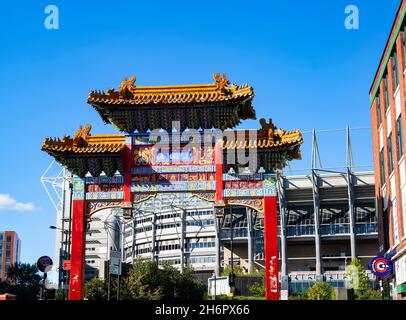 Chinatown Gate à Newcastle upon Tyne, avec St. James' Park (le stade du Newcastle United FC) en arrière-plan Banque D'Images