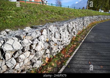 Des paniers de gabion remplis de roches comme un mur de soutien pour une banque sur un nouveau domaine de construction Liverpool merseyside royaume-uni Banque D'Images