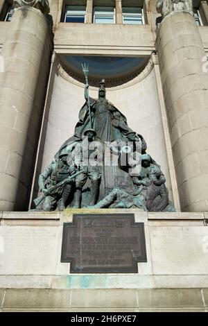 Mémorial de la première guerre mondiale par joseph phillips peut-être le premier du genre dans le drapeau d'échange mondial de bâtiments Liverpool merseyside royaume-uni Banque D'Images