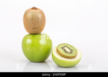 kiwi et pomme sur blanc avec réflexion Banque D'Images