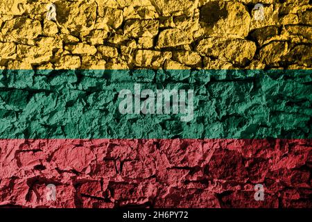 Drapeau lituanien représenté sur un mur de pierre.La texture de la pierre se fond parfaitement avec les couleurs de la bannière Banque D'Images