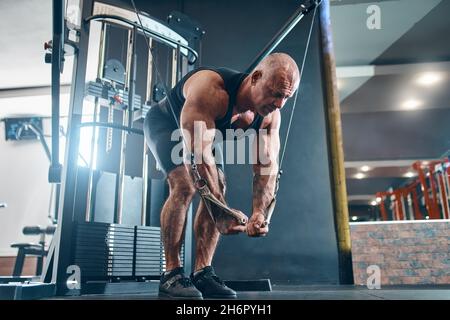 Le bodybuilder brutal travaille les trains dans la salle de gym gagne du poids en pompant les muscles.Concept de culturisme Banque D'Images