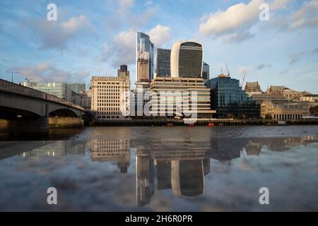 Londres, Royaume-Uni.17 novembre 2021.Les gratte-ciels du quartier financier de la City de Londres sont à l'image.L'Office for National Statistics a signalé que l'indice des prix à la consommation de l'inflation annuelle a augmenté à 4.2% en octobre, contre 3.1% en septembre, le taux le plus élevé depuis novembre 2011, et la Banque d'Angleterre pourrait réagir en augmentant les taux d'intérêt.Credit: Stephen Chung / Alamy Live News Banque D'Images