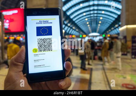 Femme montrant sur smartphone certificat numérique Covid de l'UE. Banque D'Images