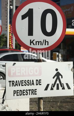 salvador, bahia, brésil - 9 novembre 2021 : le panneau de signalisation indique une vitesse maximale de 10 kilomètres par heure à un passage piéton dans la ville de Salva Banque D'Images